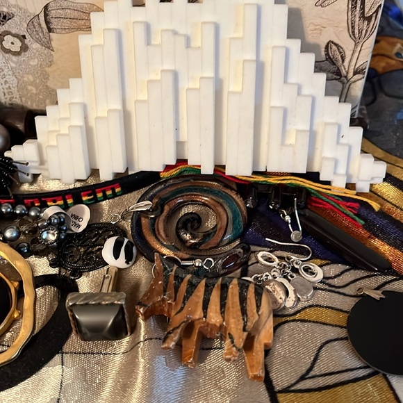 Craft lot, black, white and grey. Crafting and repurposing lot 8A. - Picture 11 of 12